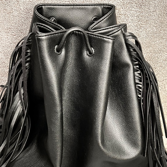 Victoria’s Secret Faux Pebbled Leather Fringe Bucket Cinch Backpack Purse Biker - Picture 5 of 15